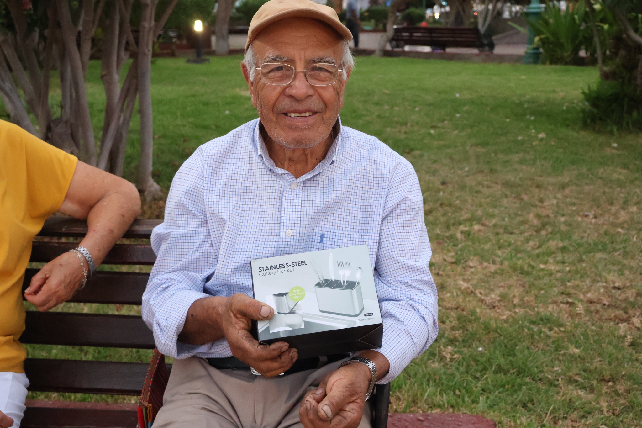 Ganador posando con su premio tras el sorteo del Gran Bingo Veraniego en Taltal.