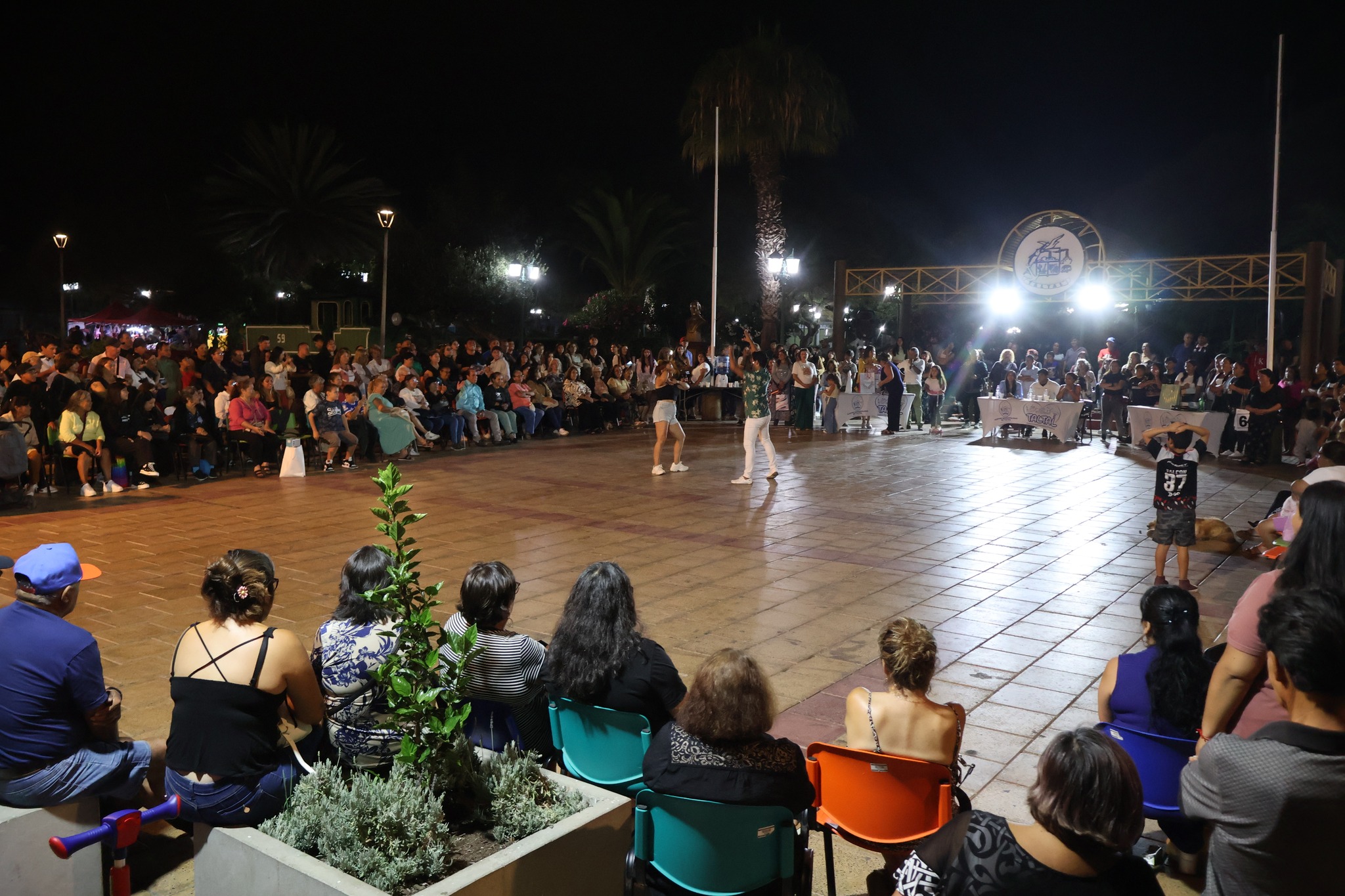 Público masivo rodea la pista central durante “Si lo Sabe Baile” en la Plaza de Armas de Taltal (verano 2026).