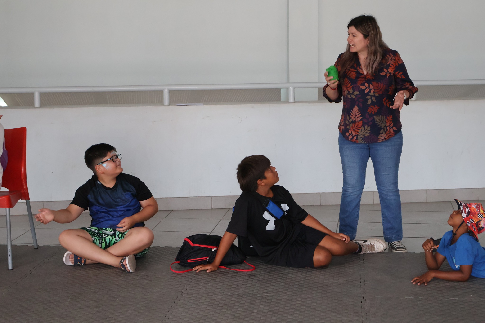 Niños y niñas en dinámica de conversación y manejo de emociones junto a facilitadora en taller de SENDA Previene Taltal 2026.