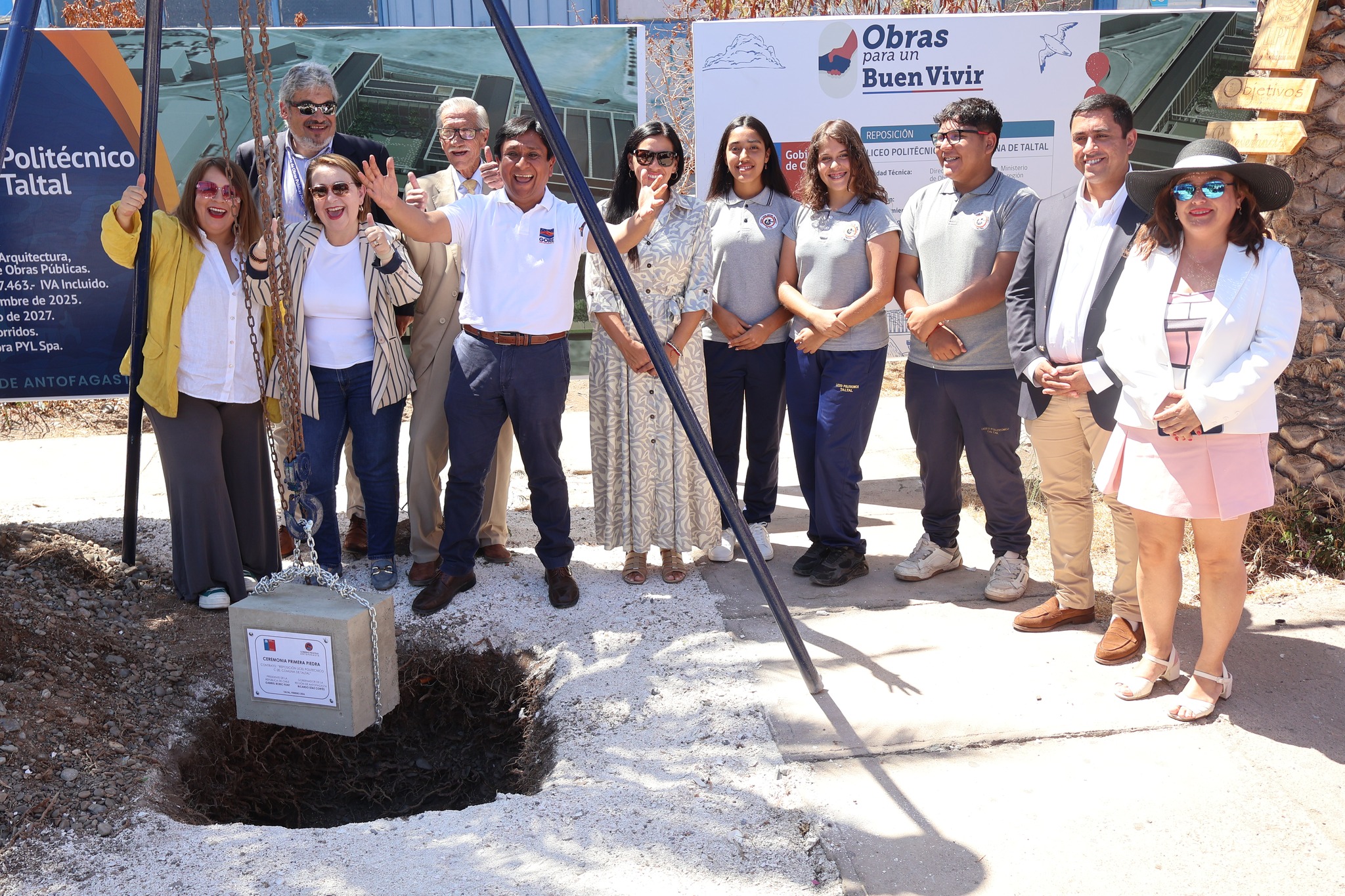 Autoridades regionales y comunidad en ceremonia simbólica primera piedra Liceo Politécnico C-20 Taltal febrero 2026 con placa y cadena.