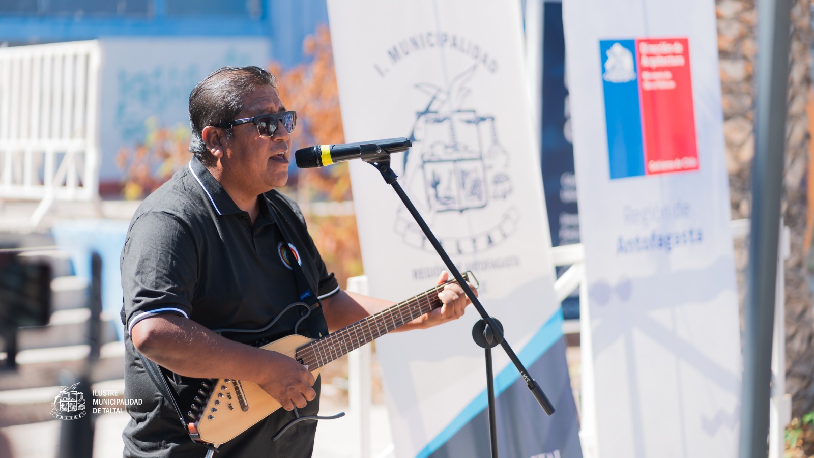 Músico local Sadrac Araya interpreta en ceremonia primera piedra Liceo Politécnico C-20 Taltal febrero 2026