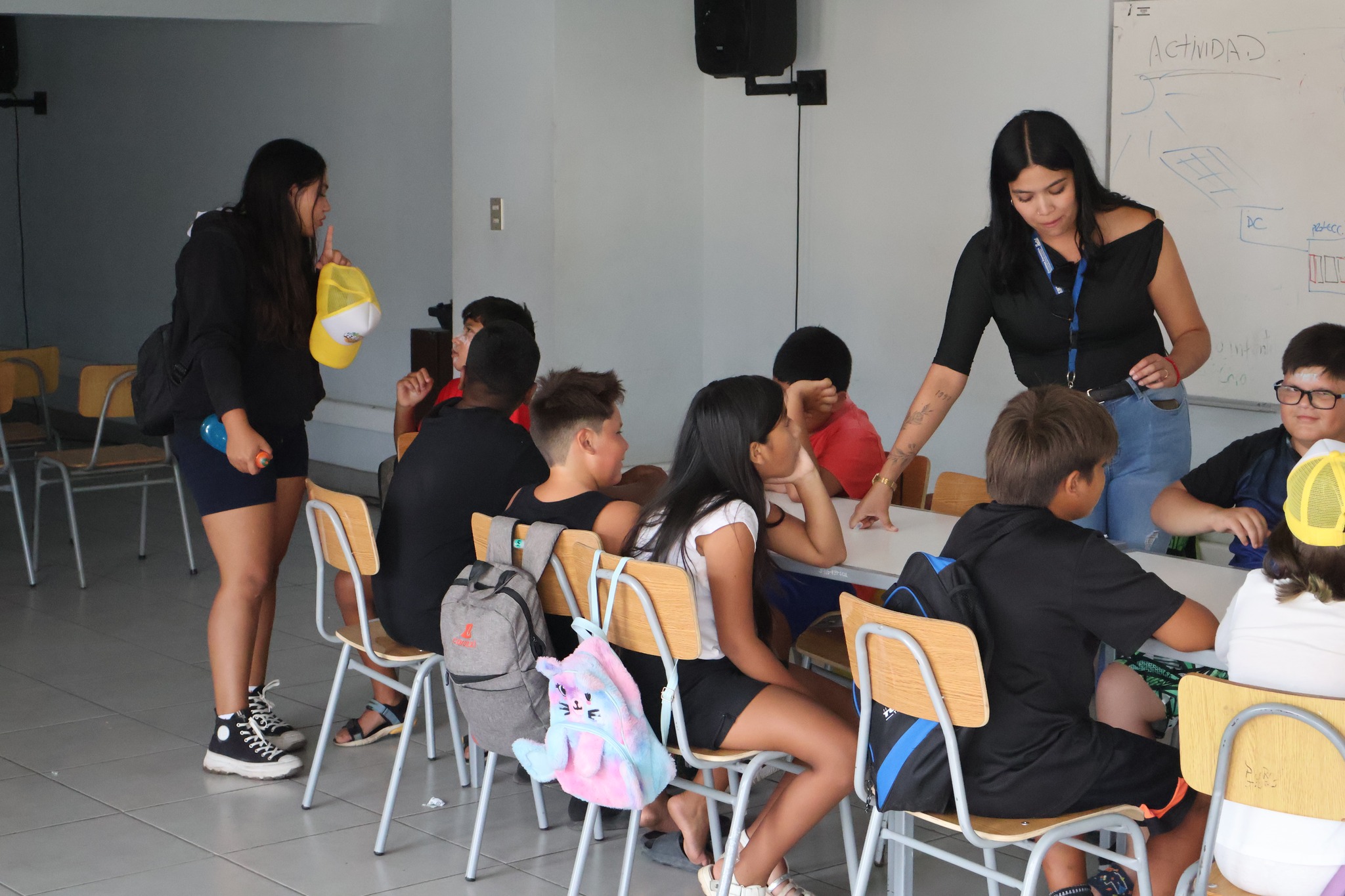 Facilitadoras de SENDA Previene Taltal orientan a niños y niñas en actividad preventiva de Escuela de Verano Municipal 2026.