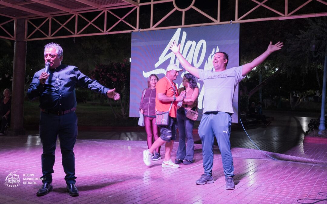 Karaoke de Cumbias llenó de ritmo y risas la Plaza de Armas de Taltal con gran participación comunitaria