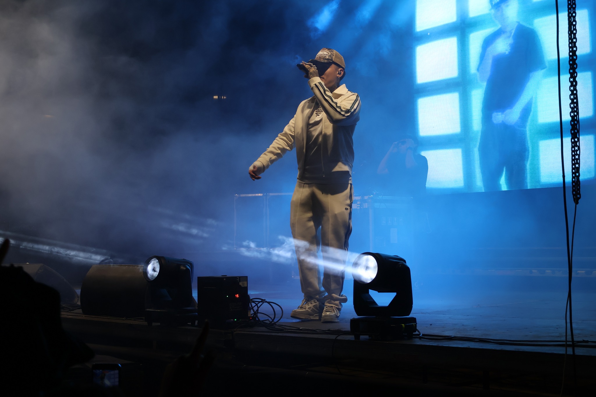 Benja Valencia durante su presentación en la Gran Noche Juvenil Taltal 2026