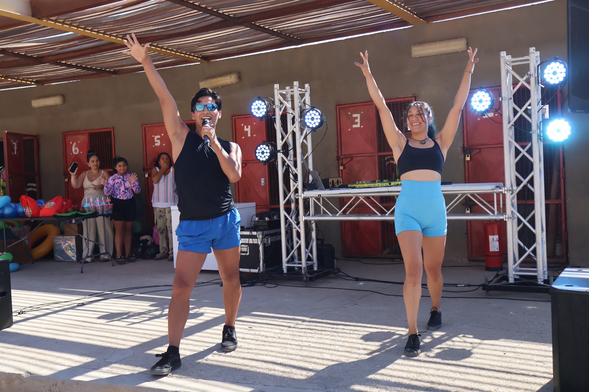 Asistentes participan activamente del baile entretenido frente al escenario en la Fiesta de Colores Paposo.