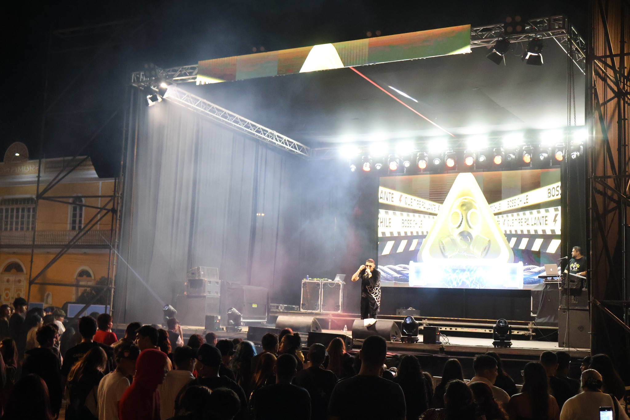 Público asistente disfruta la Gran Noche Juvenil Taltal 2026 en la Plaza de Armas durante espectáculo nocturno