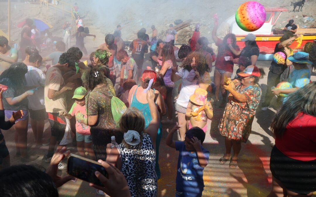 Gran convocatoria marcó la Fiesta de Colores en Paposo: música, baile y explosión de alegría familiar en el borde costero
