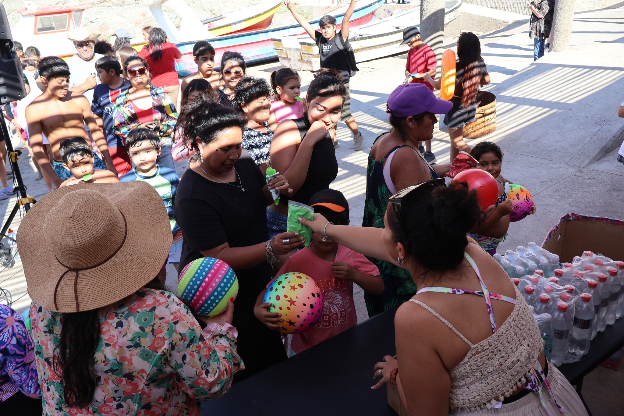 Entrega de helados para refrescar la jornada estival en la localidad de Paposo.