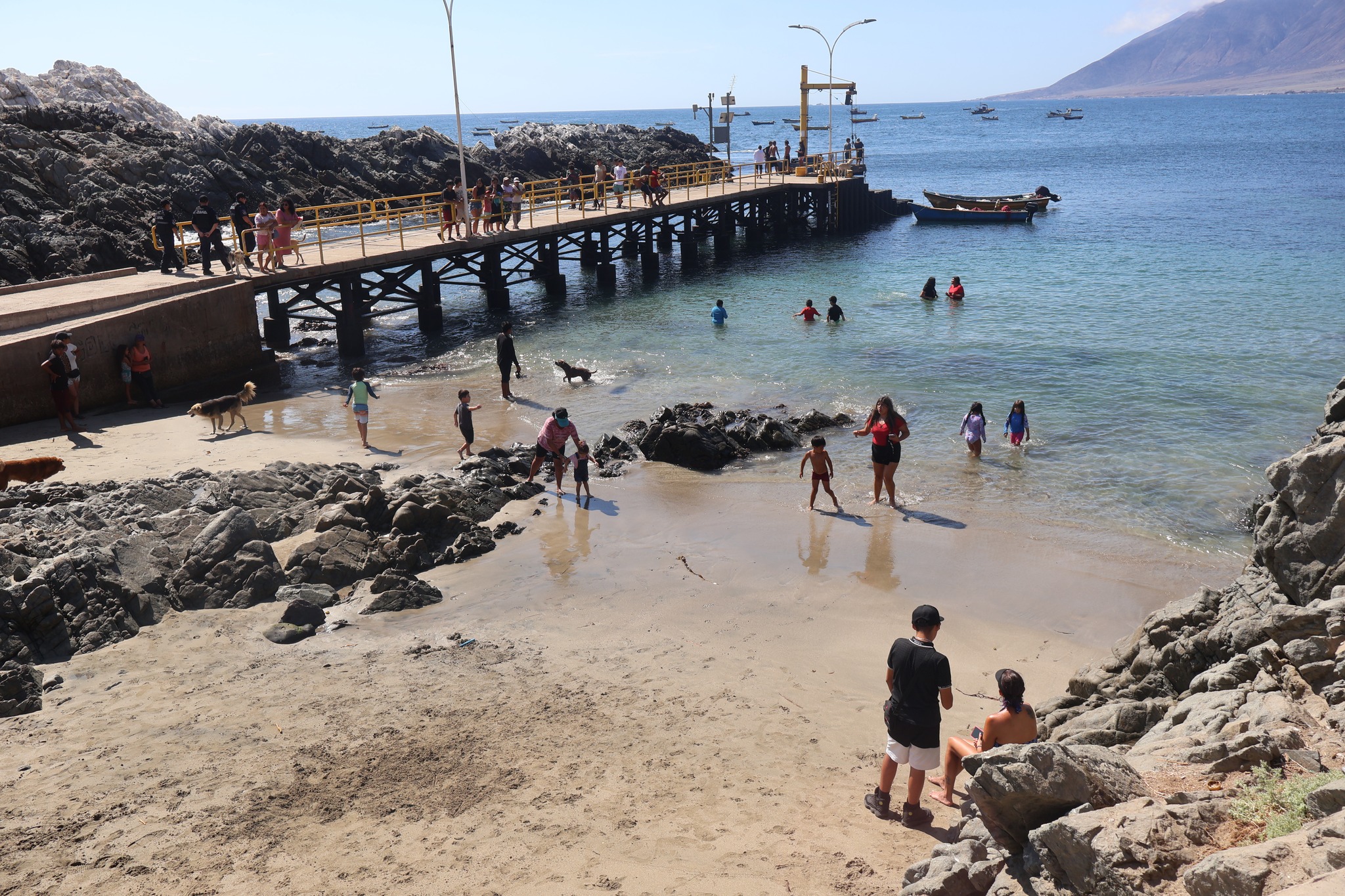 Vista general del sector Muelle de Paposo durante la Fiesta de Colores, con familias disfrutando del borde costero en las Actividades de Verano Paposo 2026.