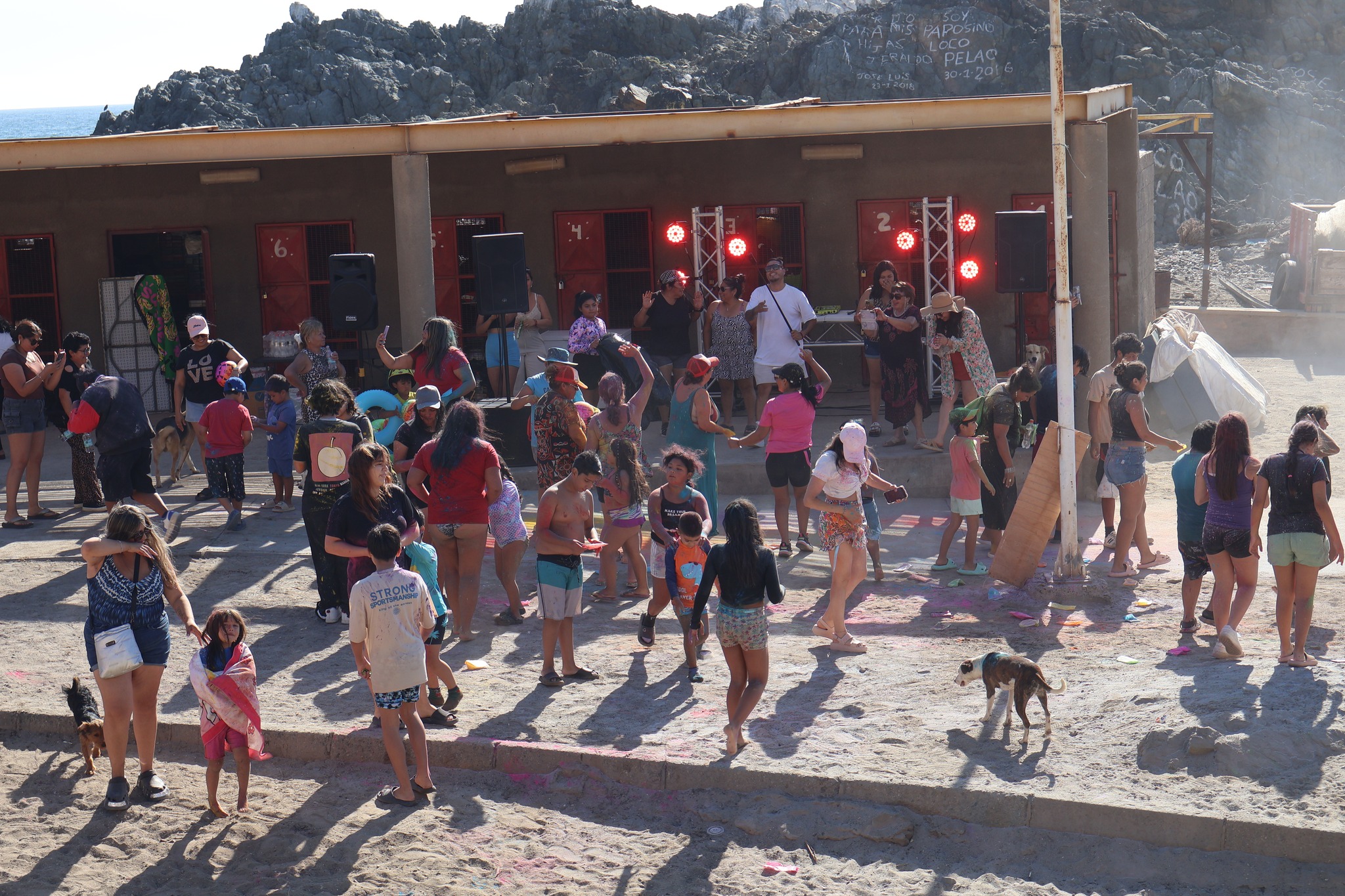 Niños y niñas participando en los juegos y concursos animados por la producción.