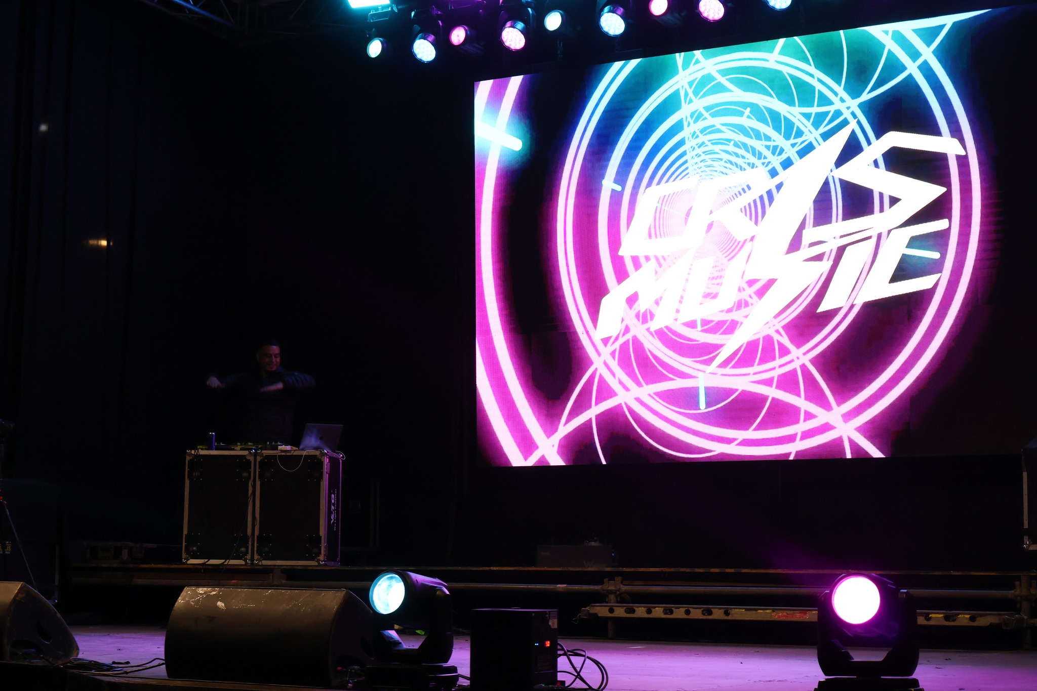 CrisMusic DJ actuando con energía en escenario Gran Noche Juvenil 2026 