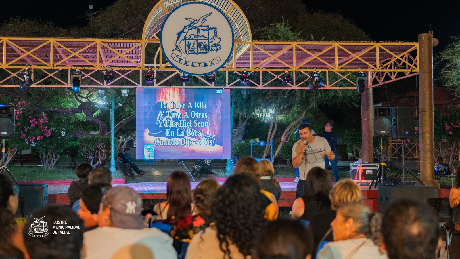 Público familiar disfrutando el Karaoke de Cumbias en la Plaza de Armas de Taltal bajo luces de escenario, verano 2026.