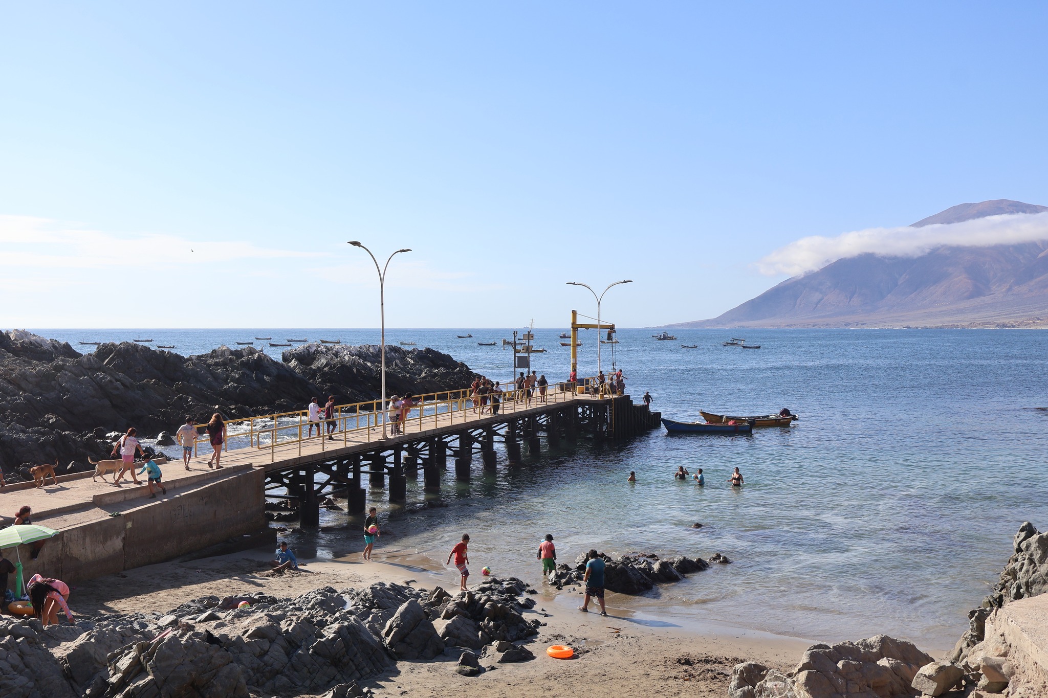 Postal del atardecer en Paposo con el público disfrutando de la música y la explosión de colores.