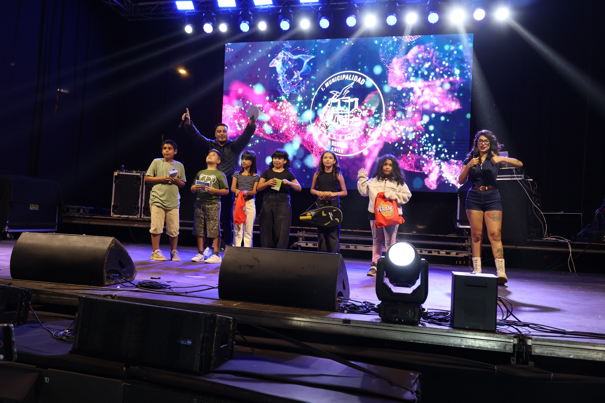 Niños y niñas participan en dinámica animada durante la Gran Noche Juvenil Taltal 2026