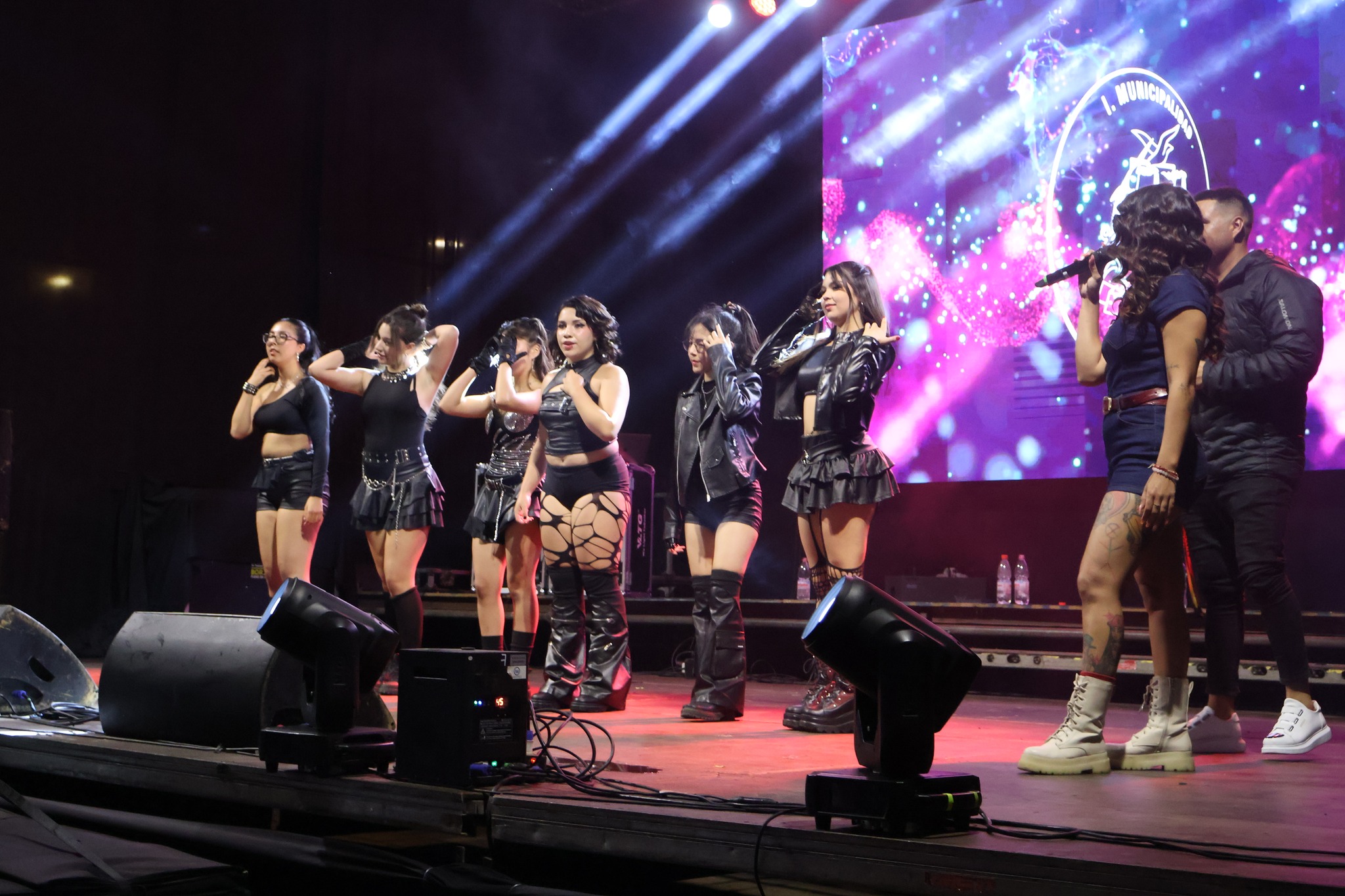 Coreografía grupal de Daebak Squad frente al público en la Gran Noche Juvenil Taltal 2026