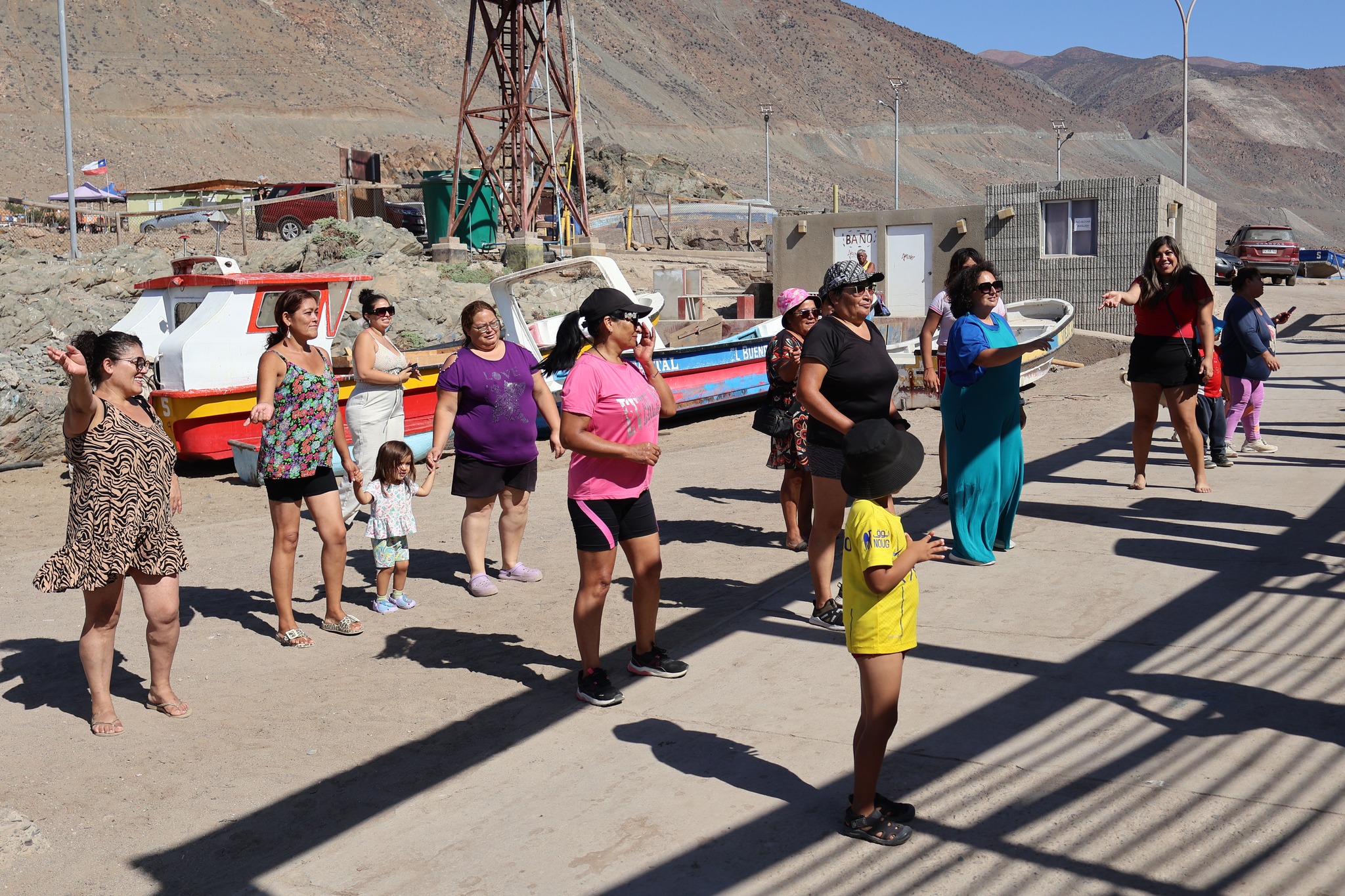 Alta participación comunitaria en sesión de baile entretenido durante la Fiesta de Colores en el sector Muelle de Paposo.