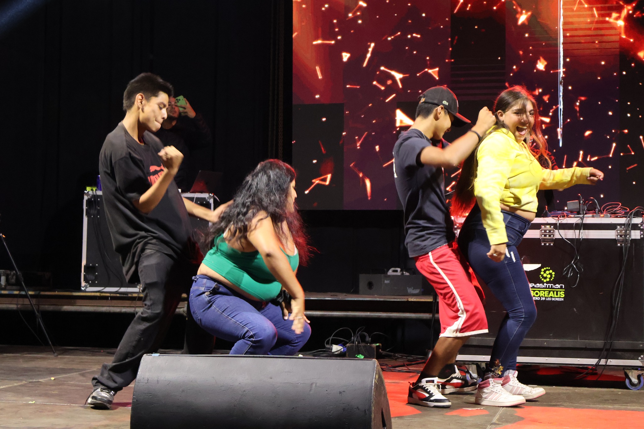 Parejas bailan en el escenario durante actividad recreativa de la Gran Noche Juvenil Taltal 2026
