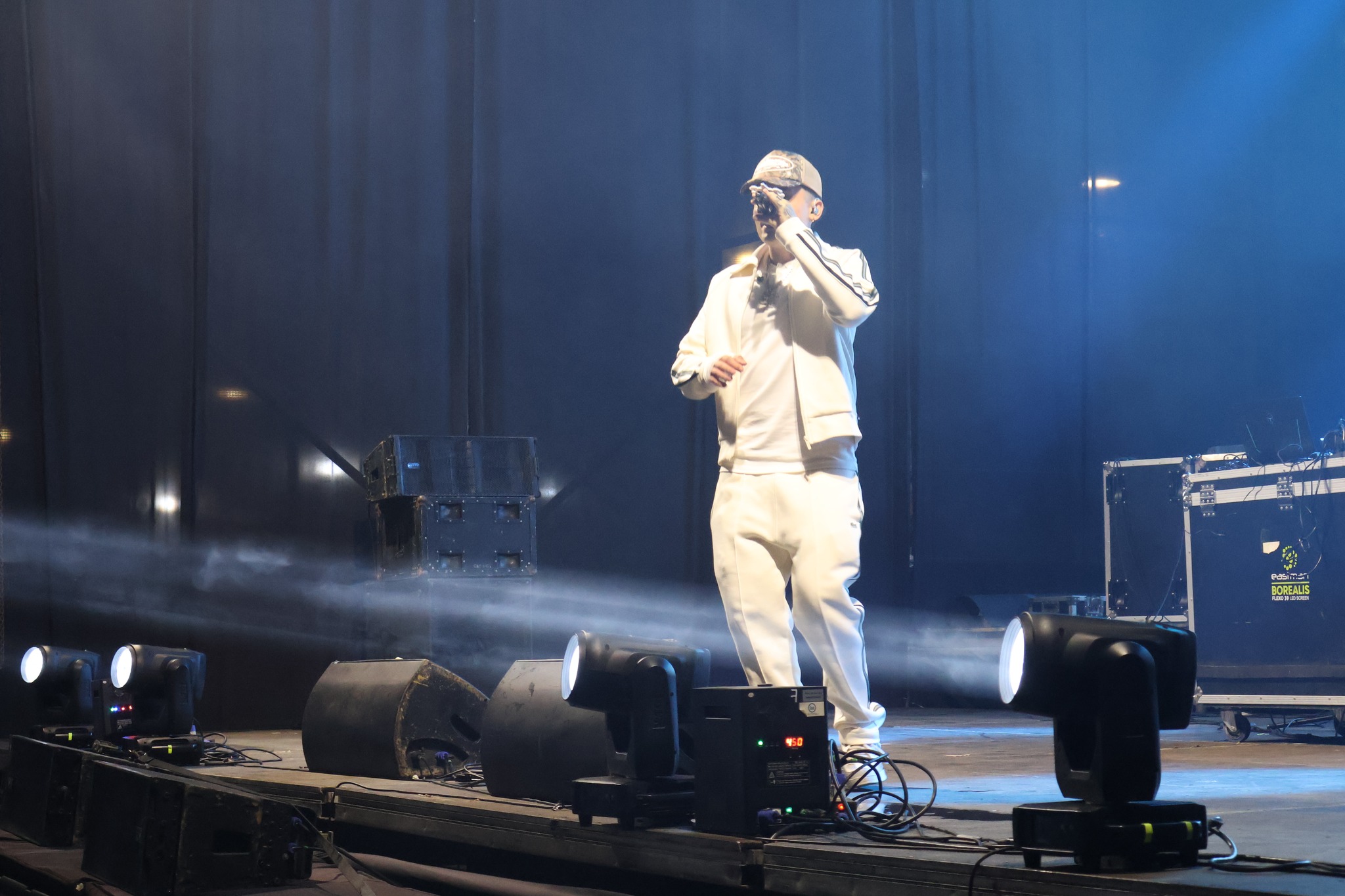 Cantante urbano Benja Valencia interpretando su repertorio ante el público de Taltal