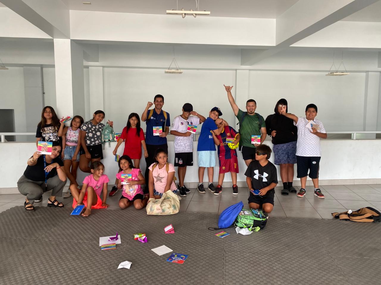 Niños y niñas posan con material de actividad junto a monitores durante cierre de talleres de SENDA Previene Taltal en Escuela de Verano 2026.