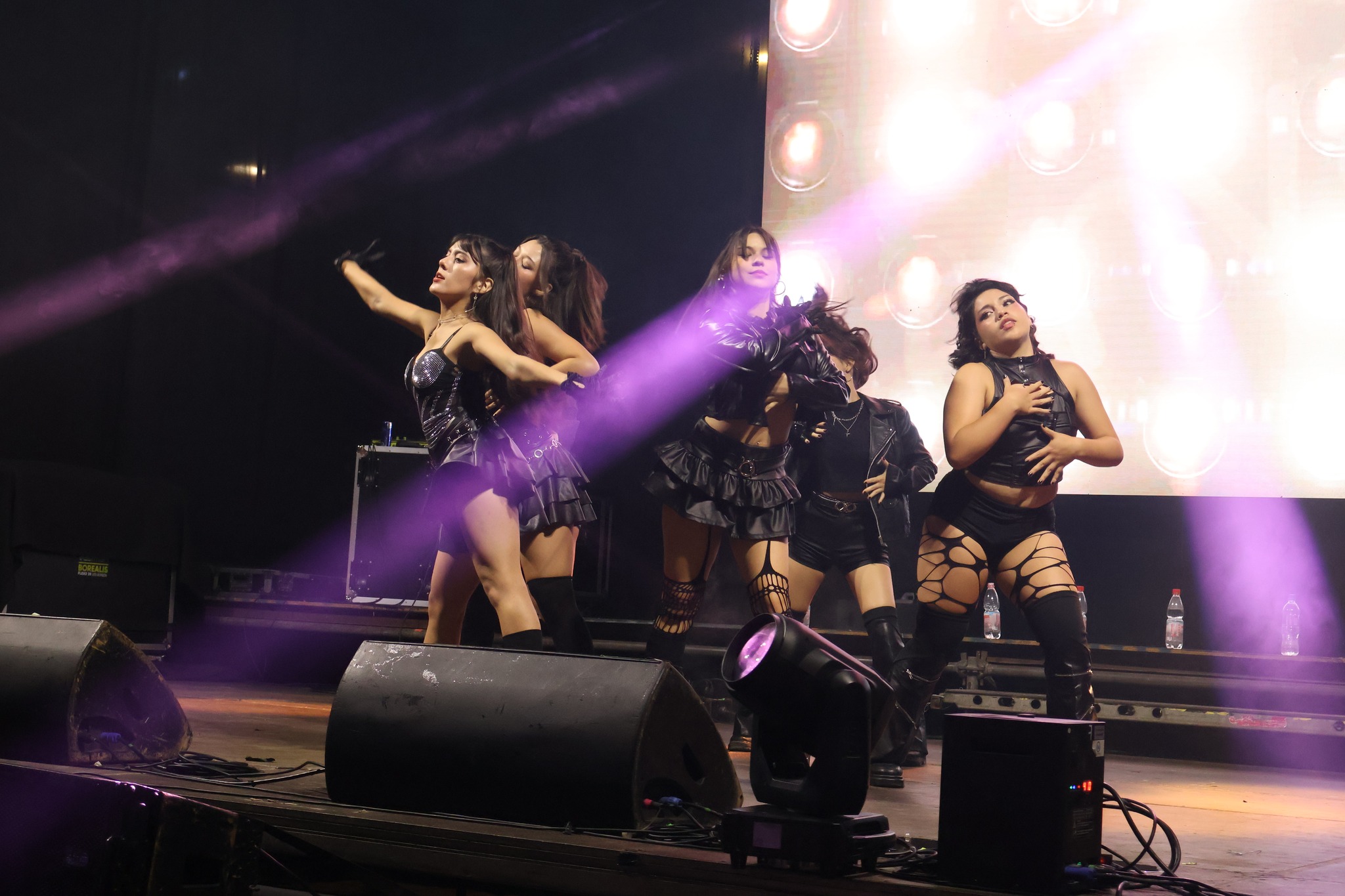 Integrantes de Daebak Squad combinando danza urbana y K-Pop en escenario principal