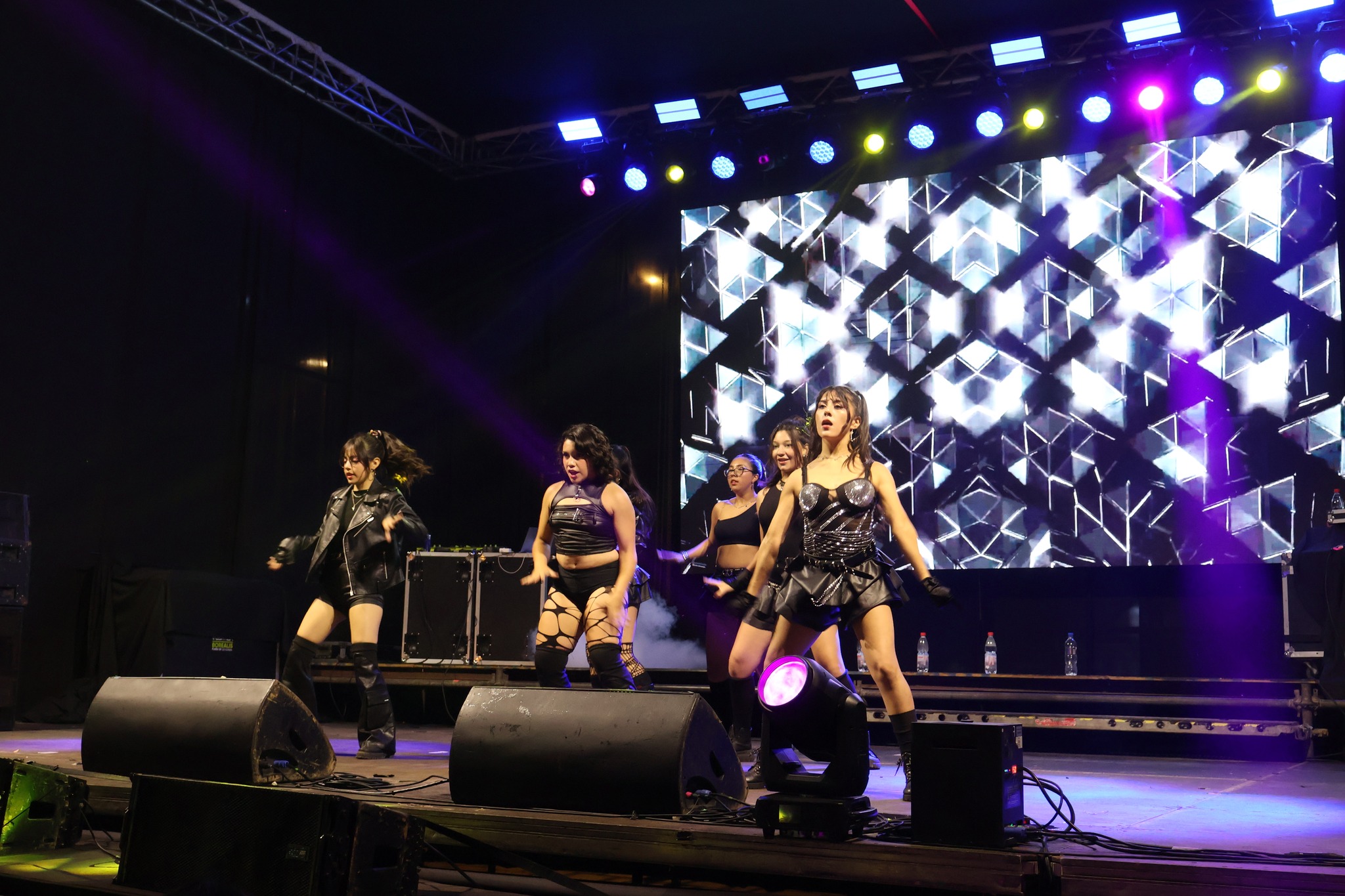 Performance de Daebak Squad en Plaza de Armas durante la Gran Noche Juvenil