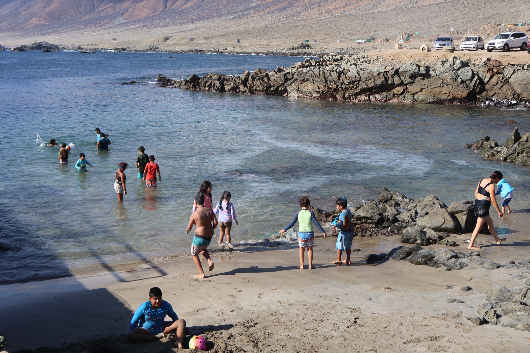 Cierre de la jornada con todos los asistentes celebrando una tarde de diversión y convivencia.