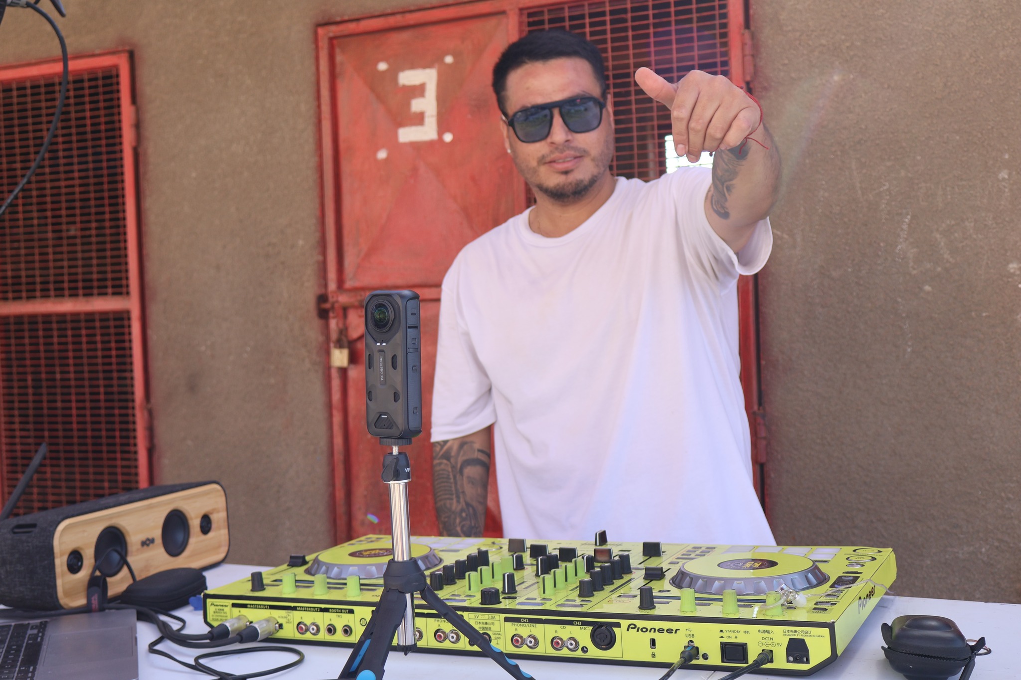 CrisMusic DJ ambientando la tarde desde la consola en el escenario principal de Paposo.