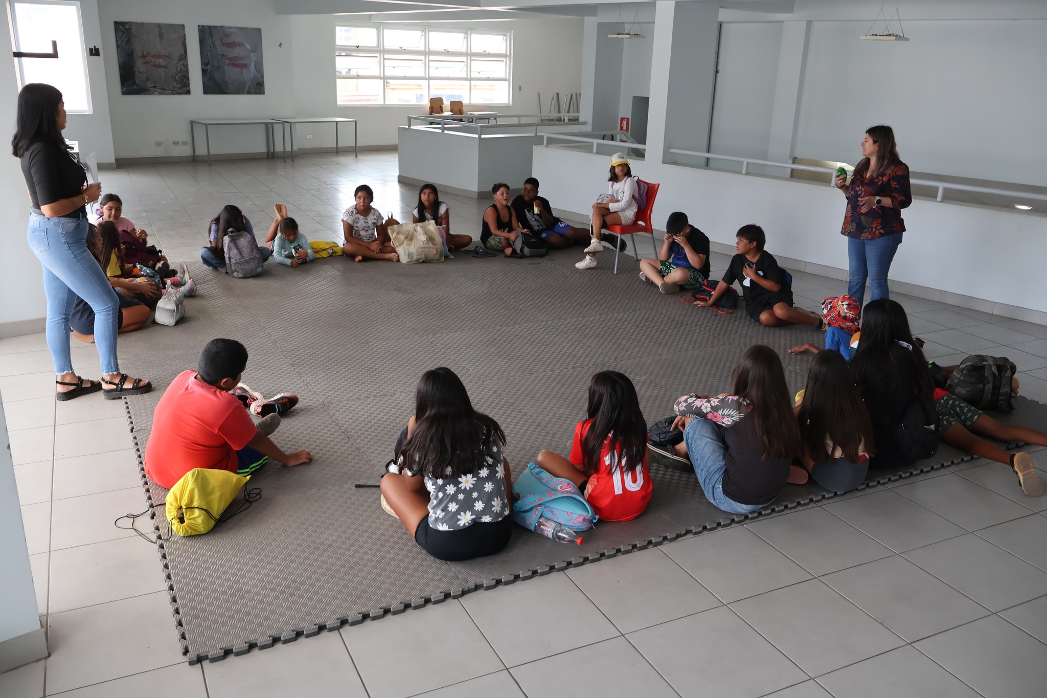 Círculo grupal de niños y niñas durante actividad lúdica de autocuidado en talleres de SENDA Previene Taltal 2026.