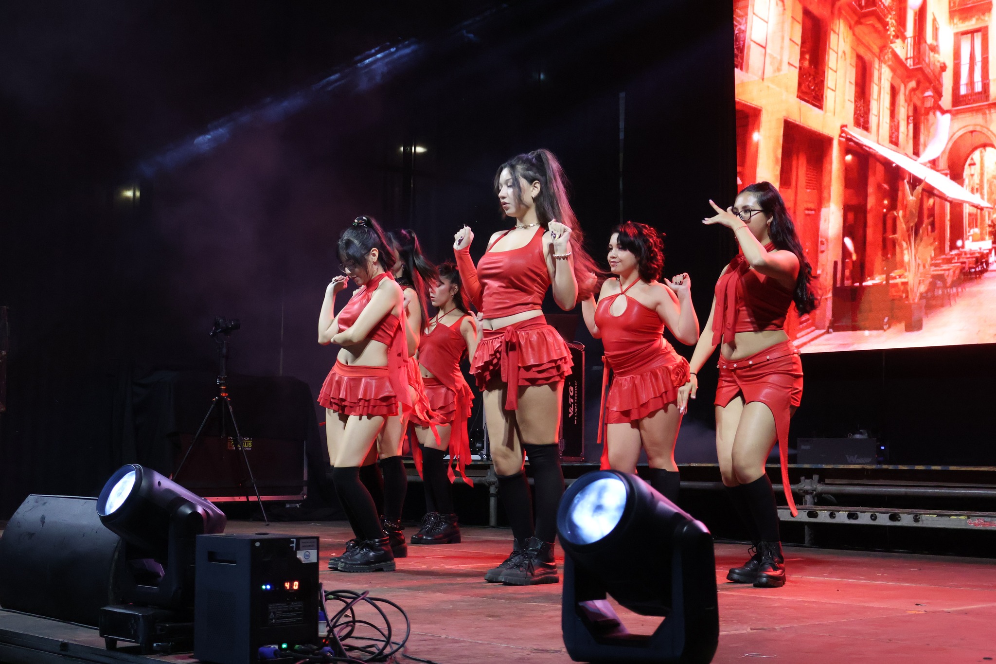 Integrantes de Daebak Squad durante presentación de dance cover K-Pop en la Gran Noche Juvenil Taltal 2026