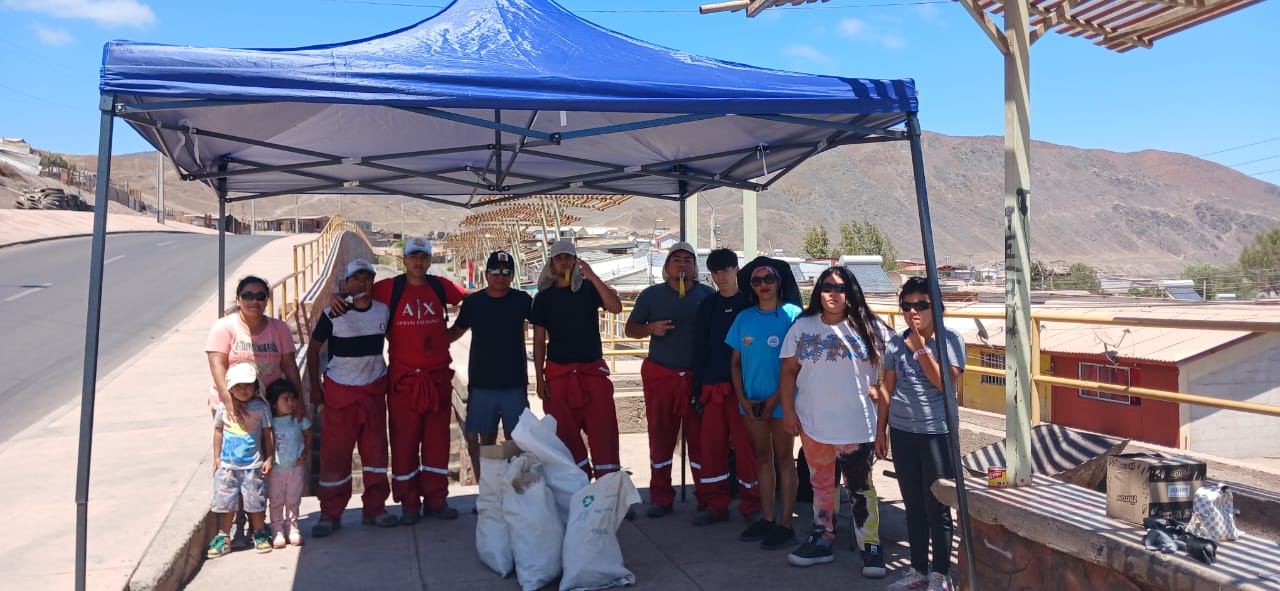Familia y vecinos voluntarios del Team Verano 2026 posan tras jornada de limpieza y arborización en Circunvalación Bajo Taltal 2026.