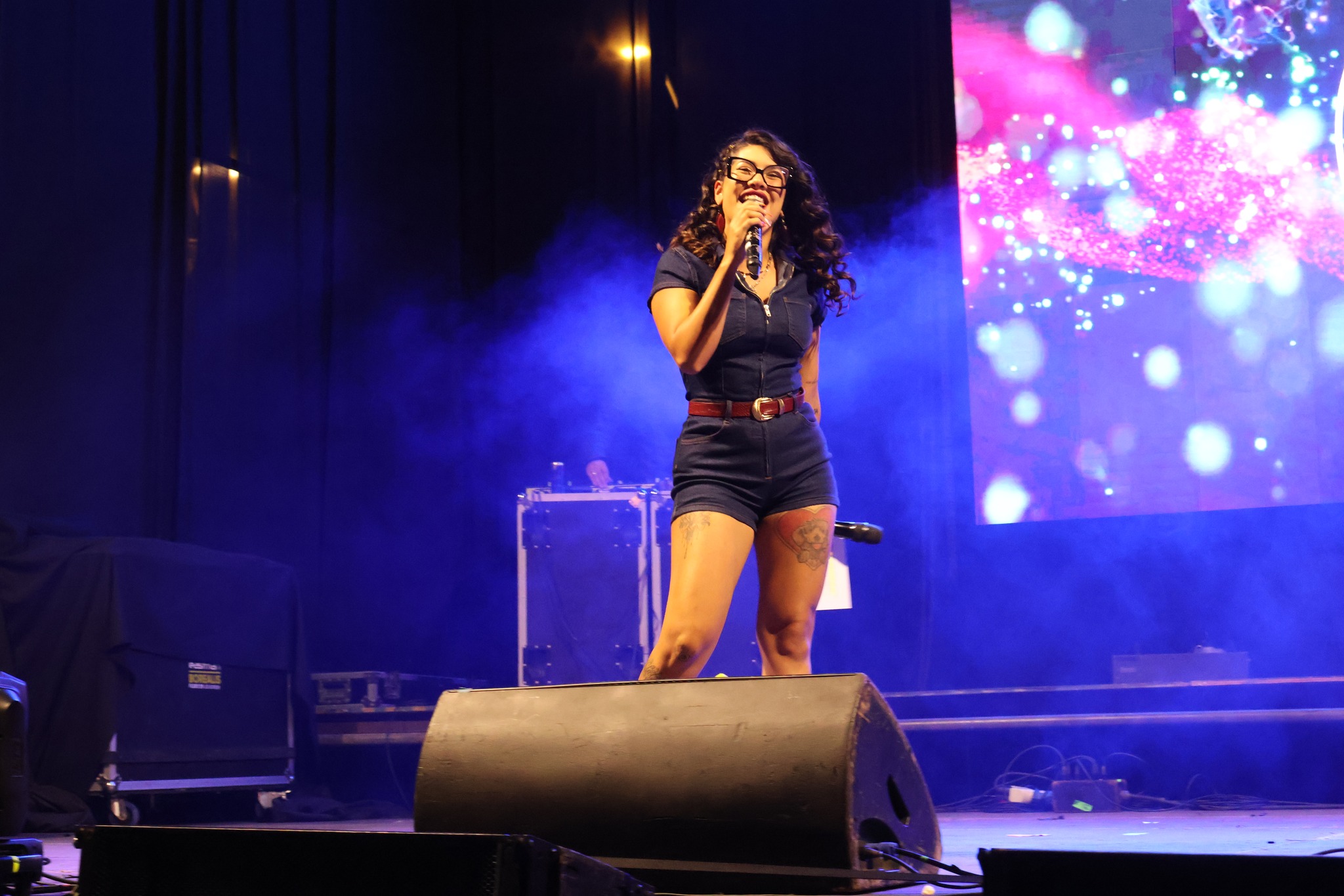 Skarcita anima al público durante la Gran Noche Juvenil Taltal 2026 en la Plaza de Armas