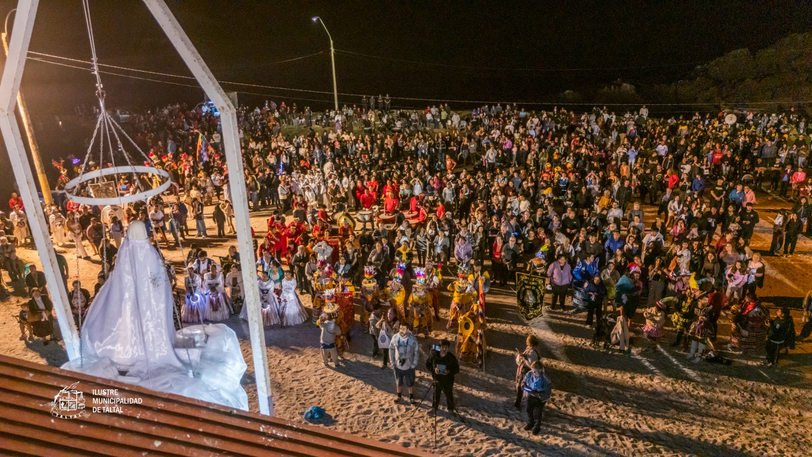 Vista aérea de miles de fieles rodeando la imagen de Virgen de Lourdes descendiendo en gruta sector La Puntilla Taltal 2026