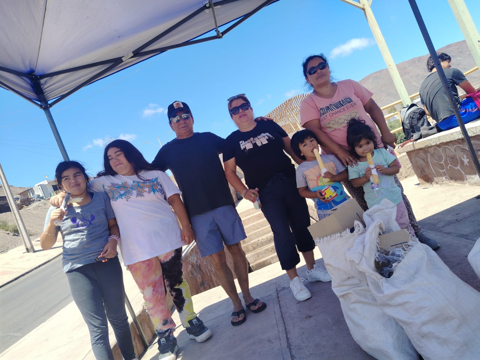 Familia y niños participantes en jornada de limpieza Team Verano 2026 Circunvalación Bajo Taltal febrero 2026.