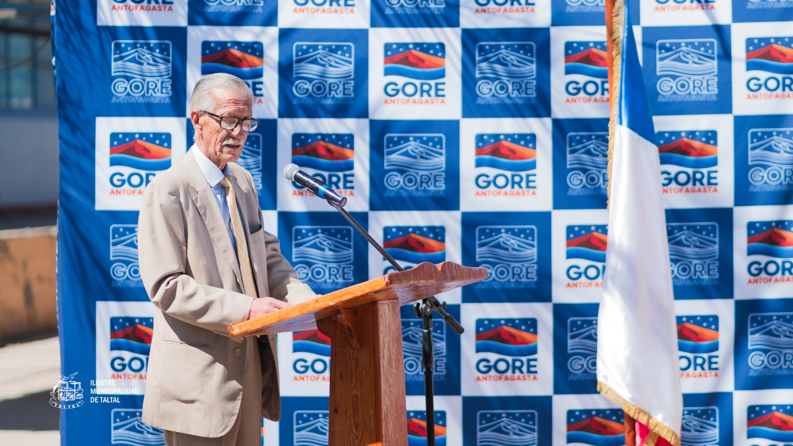 Alcalde de Taltal Mario Acuña Villalobos habla en hito primera piedra Liceo Politécnico C-20 comuna Taltal