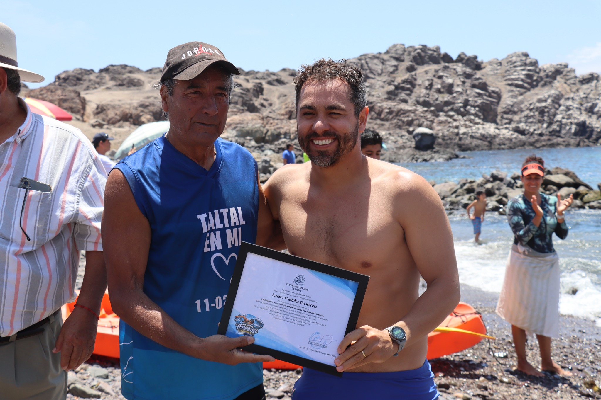 Tarzán Álvarez entrega diploma a Juan Pablo Guerra por participación en 26° travesía honor Virgen de Lourdes Taltal 2026.