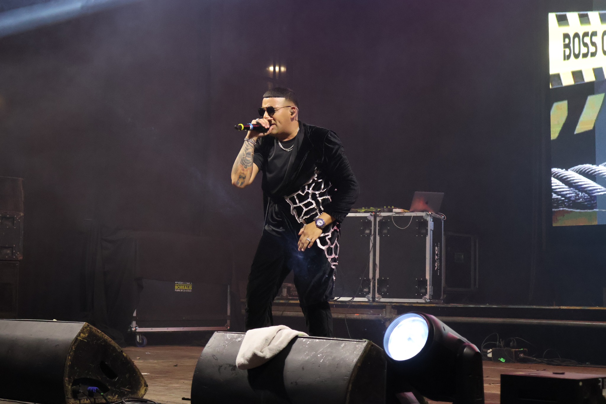 El Boss Chile interpreta tributo a Daddy Yankee frente a masivo público en la Plaza de Armas de Taltal