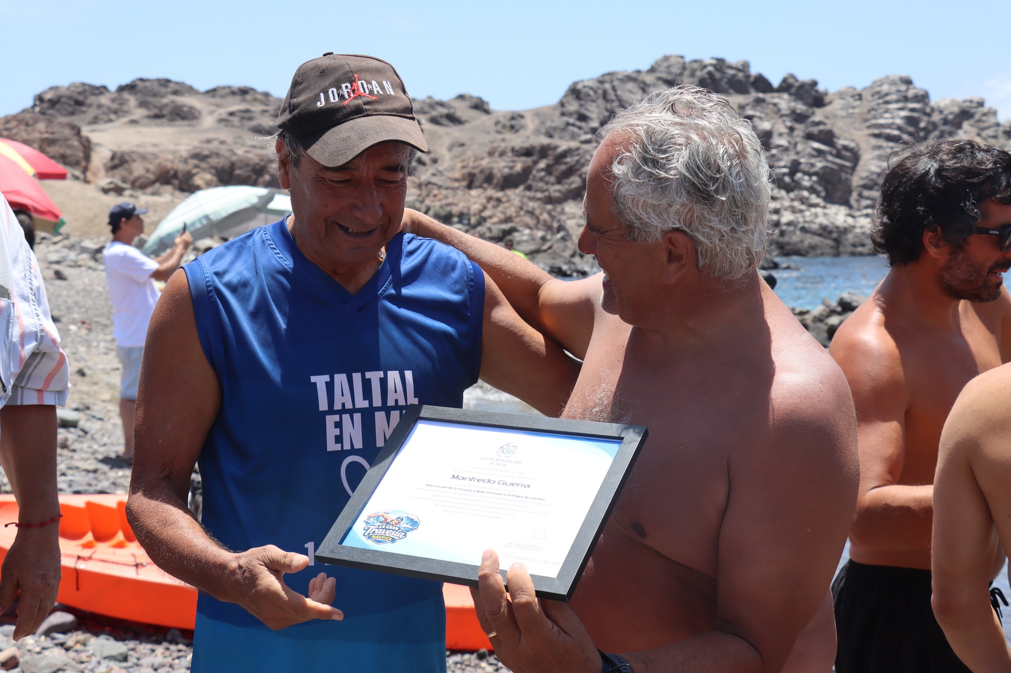 Tarzán Álvarez y Manfredo Guerra celebran con diploma tras 26° travesía Virgen de Lourdes La Puntilla Taltal febrero 2026.