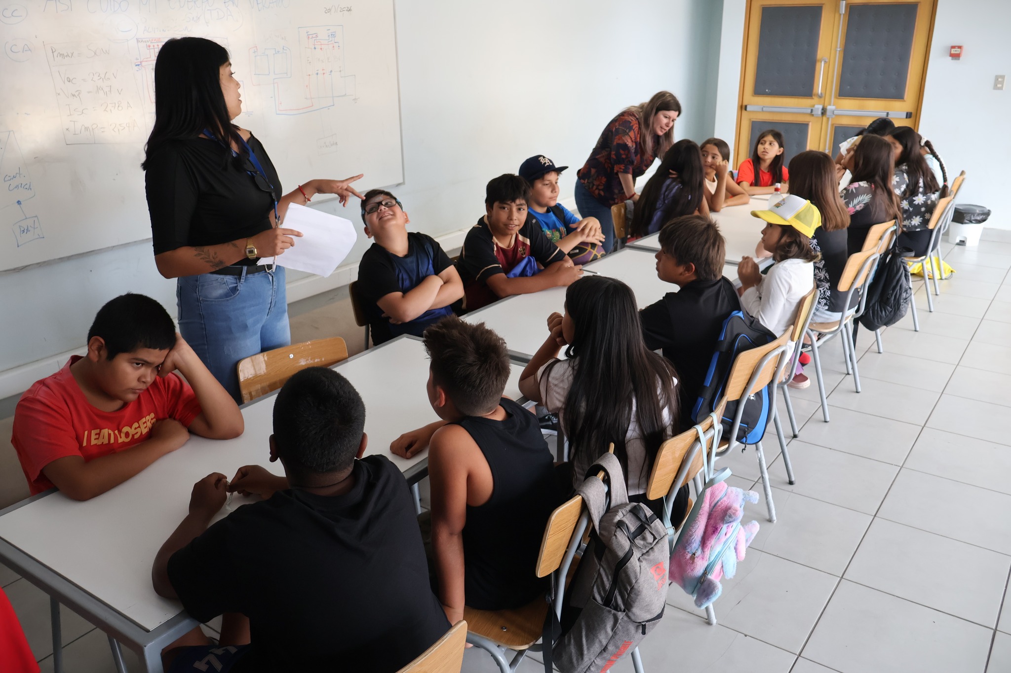 Taller de SENDA Previene Taltal con explicación de actividad de autocuidado y emociones a niños y niñas en Escuela de Verano Municipal 2026.
