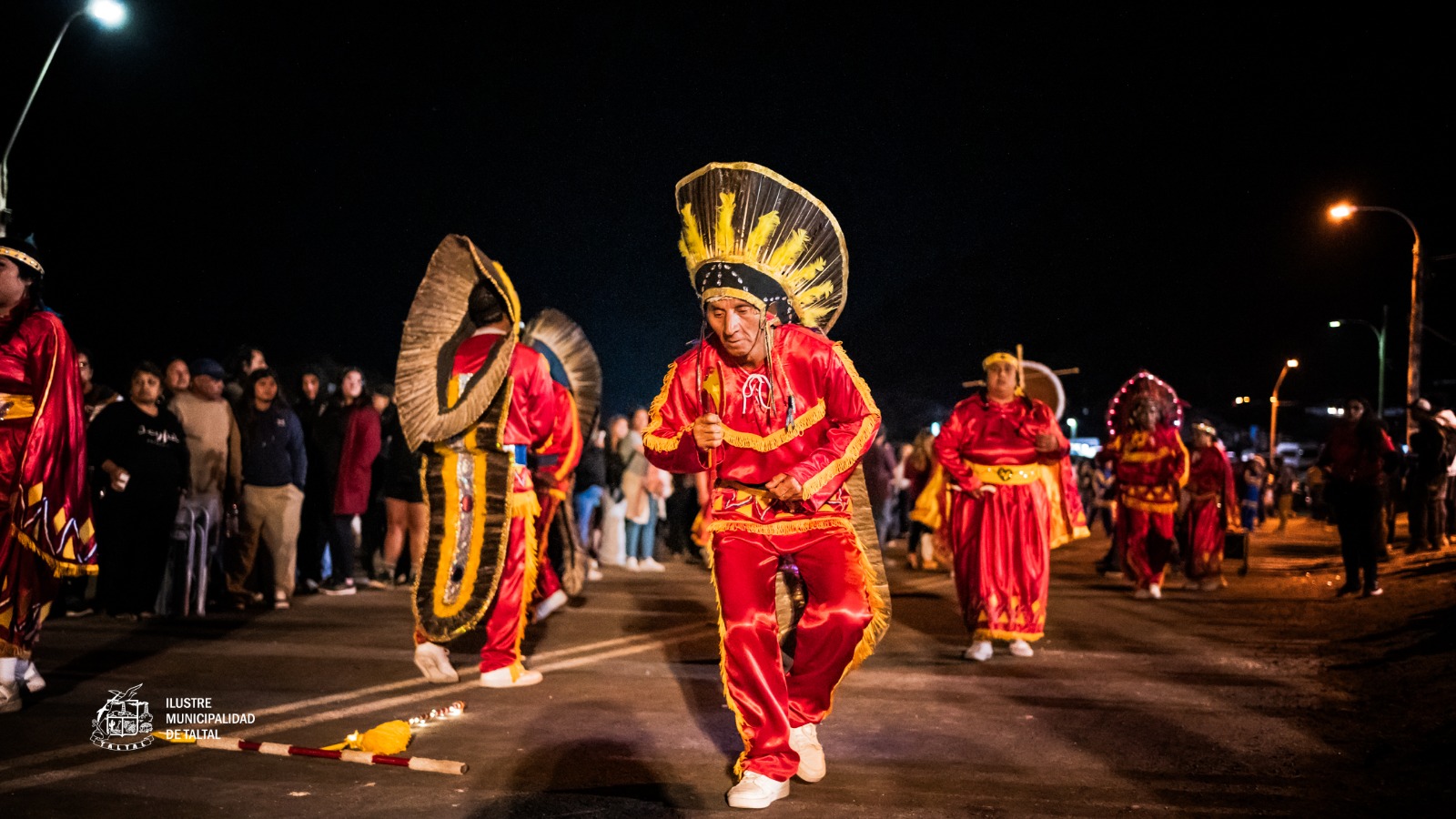 Bailarín con traje indígena y plumas participando en procesión Fiesta Virgen de Lourdes sector La Puntilla Taltal 2026