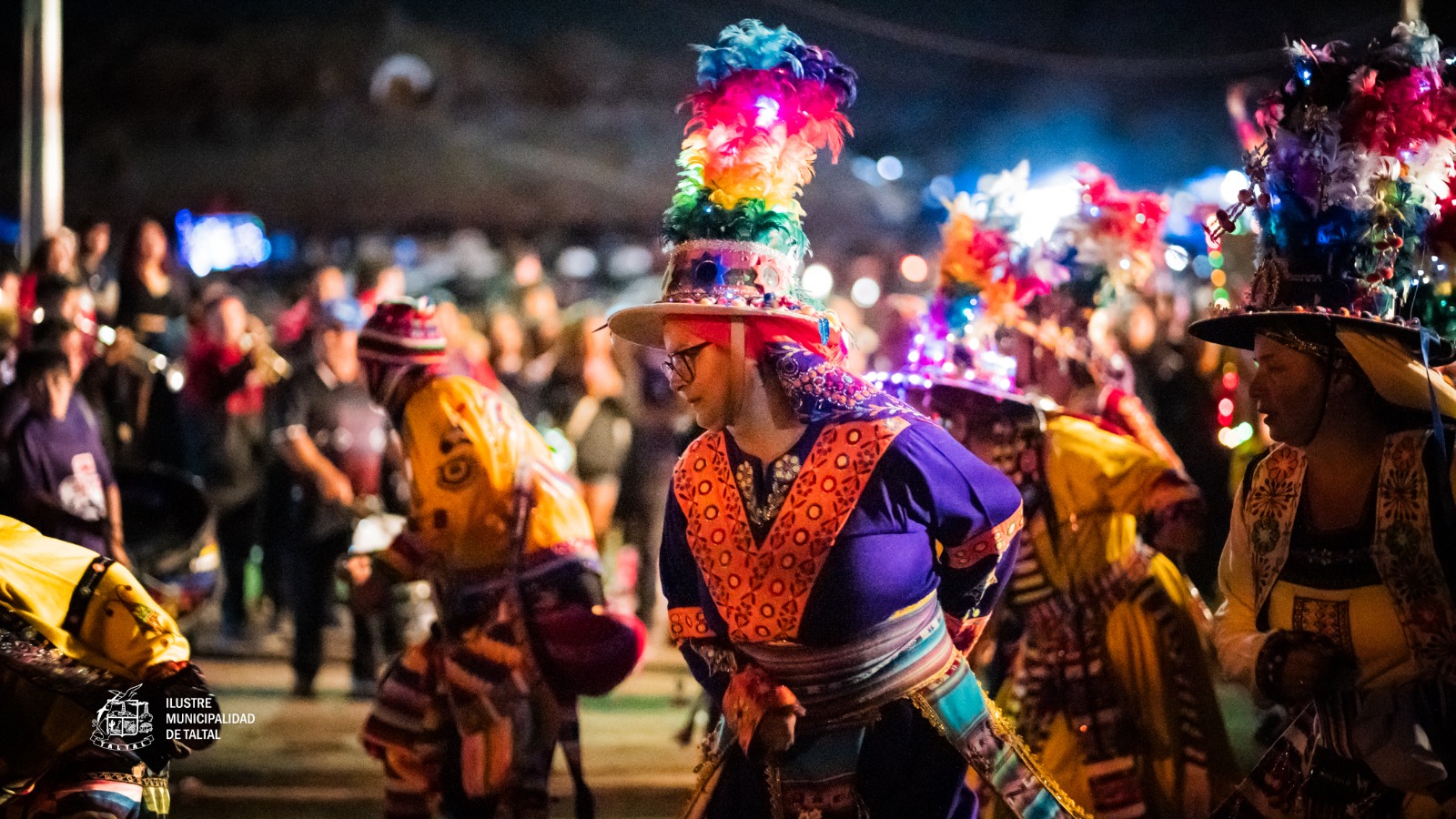 Bailarina religiosa con traje morado y verde danzando en procesión Fiesta Virgen de Lourdes sector La Puntilla Taltal 2026