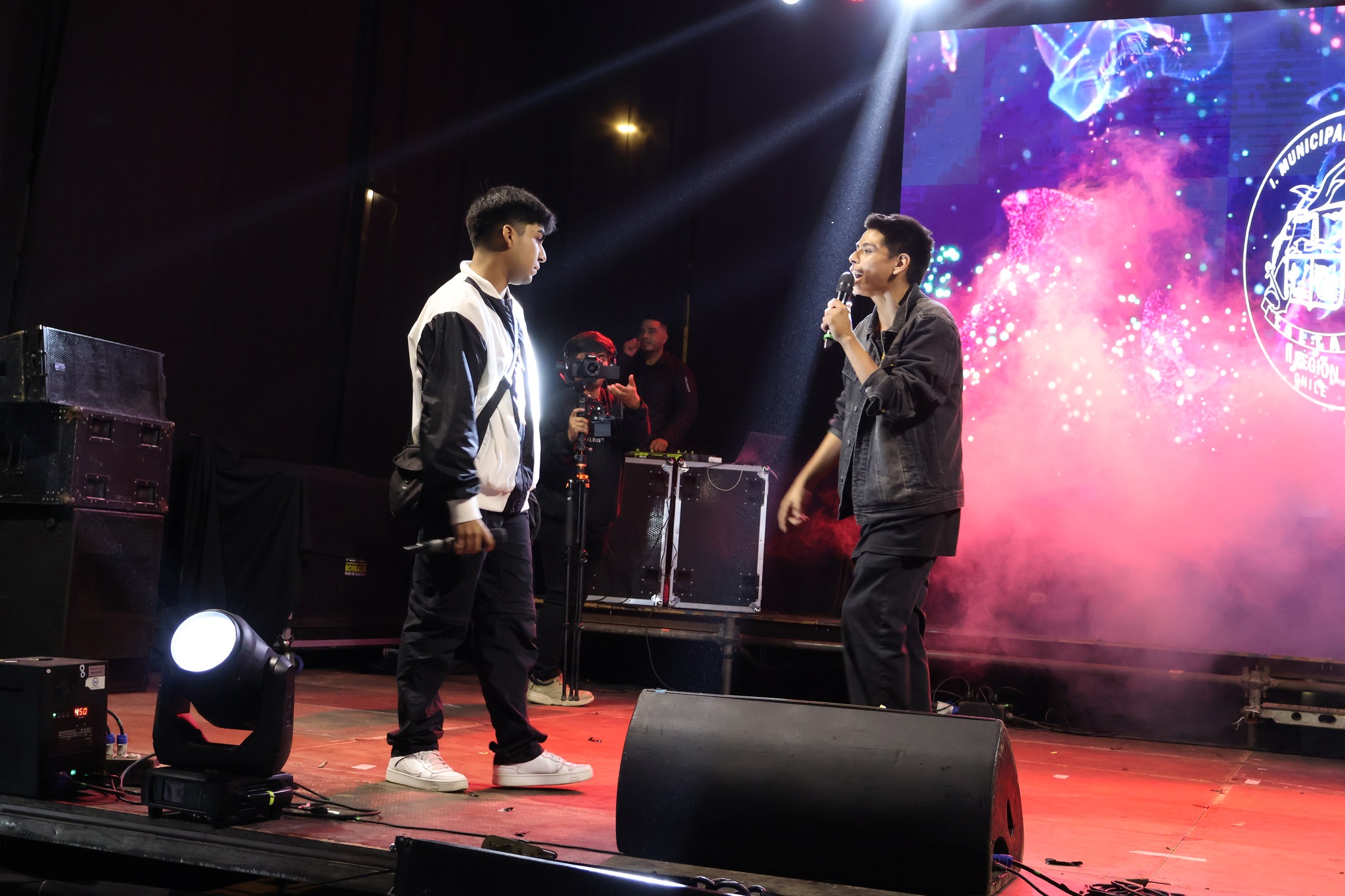 Jóvenes participan en concurso sobre el escenario durante la Gran Noche Juvenil Taltal 2026