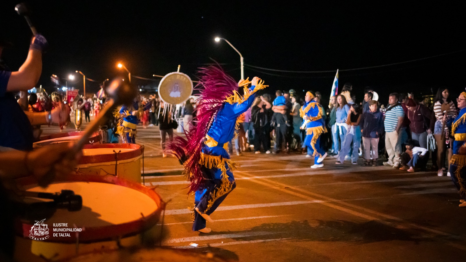 Bailarín religioso en traje azul y amarillo danzando con energía en procesión Fiesta Virgen de Lourdes La Puntilla Taltal 2026