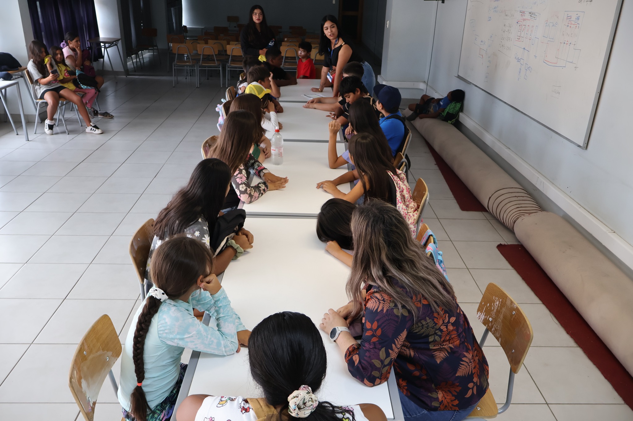 Niños y niñas participan en dinámica grupal en mesa durante taller de SENDA Previene Taltal en Escuela de Verano Municipal 2026.