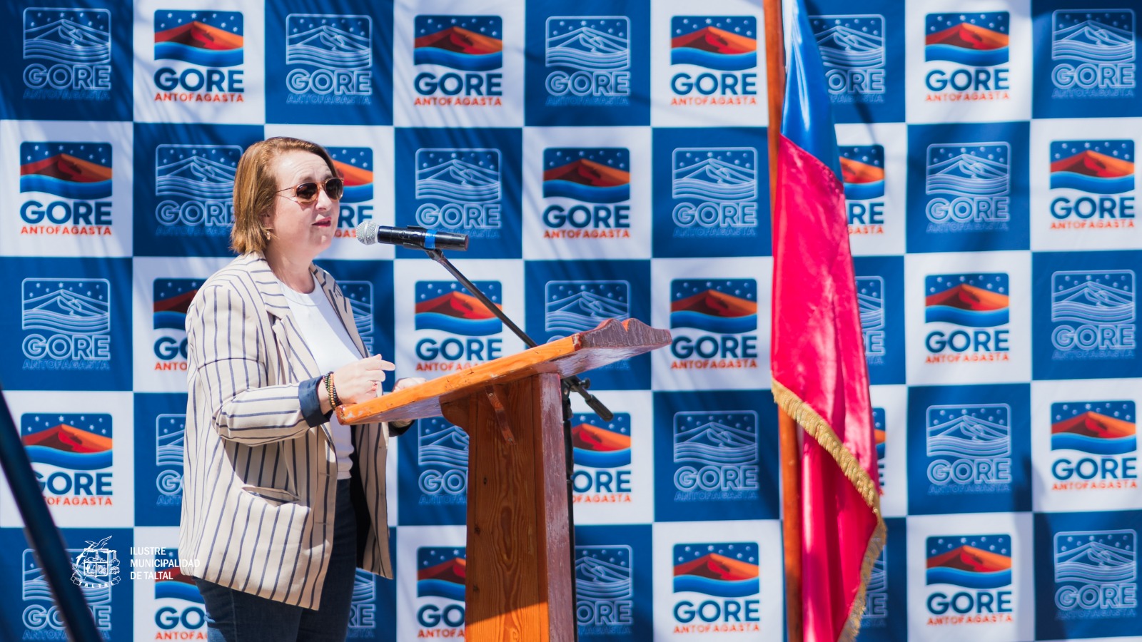 Delegada Presidencial Karen Behrens pronuncia palabras en ceremonia primera piedra Liceo Politécnico C-20 Taltal Región Antofagasta