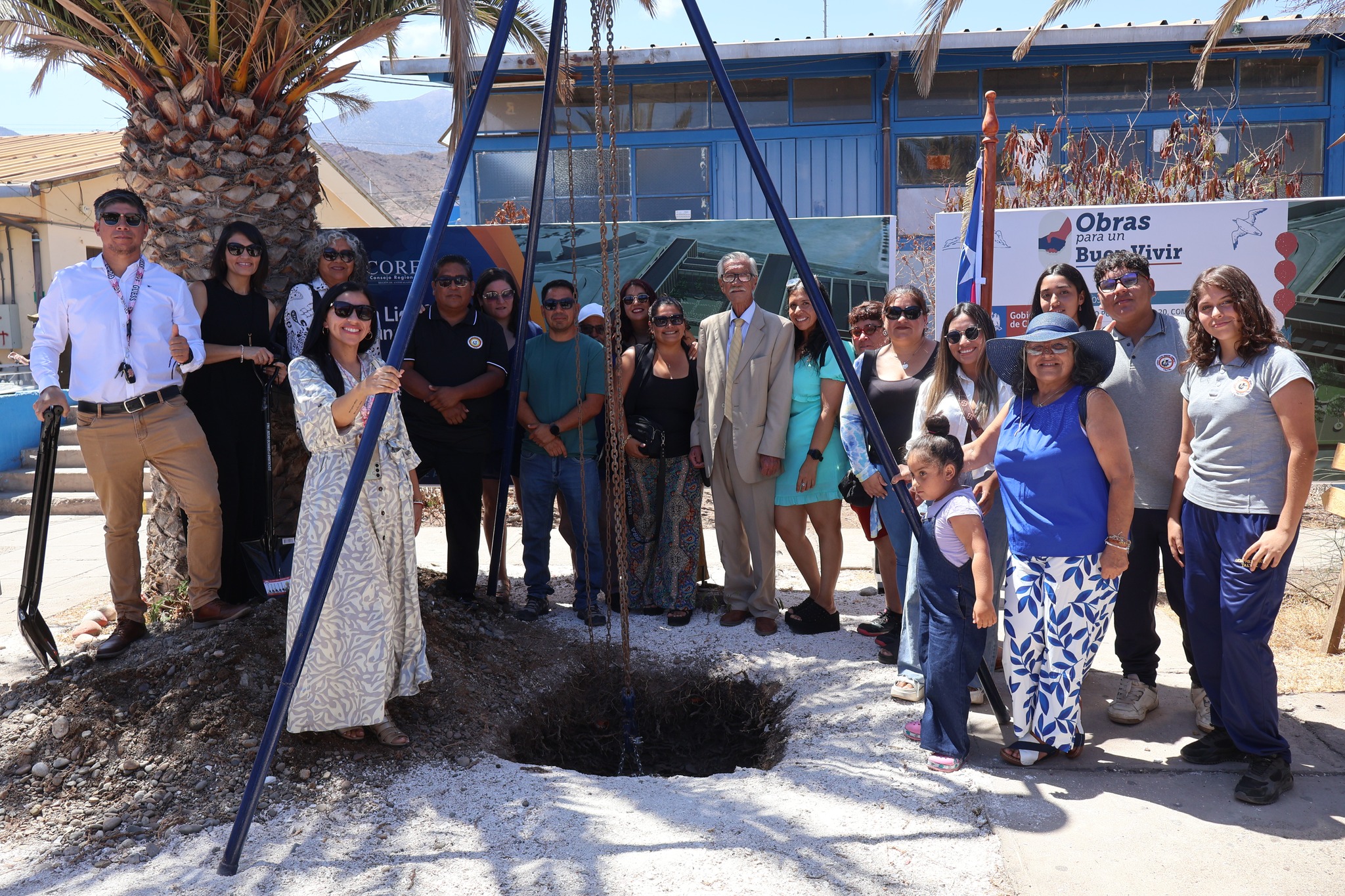 Jóvenes, estudiantes y comunidad posan con palas tras hito primera piedra Liceo Politécnico C-20 Taltal inclusión y futuro educativo