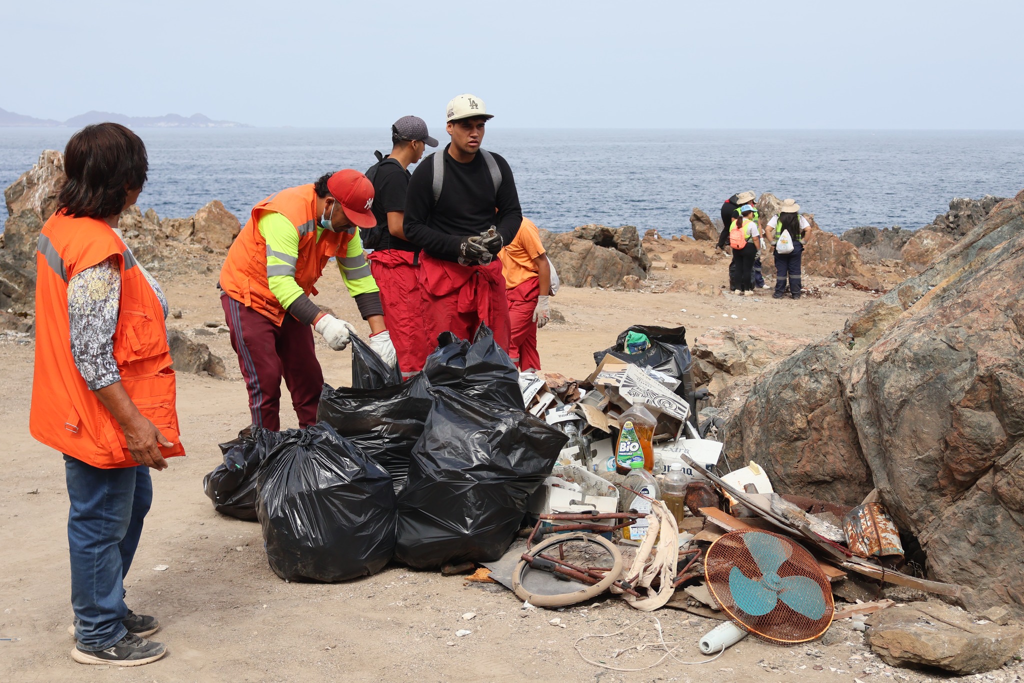 Acopio de bolsas y residuos retirados durante la limpieza del Sitio Arqueológico Los Vientos, Taltal, como acción comunitaria por el patrimonio del pueblo Chango (febrero 2026).