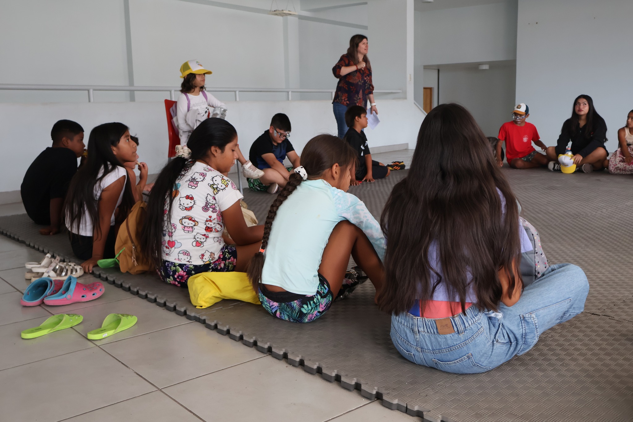 Participantes escuchan indicaciones en dinámica grupal de taller SENDA Previene Taltal en Escuela de Verano Municipal 2026.