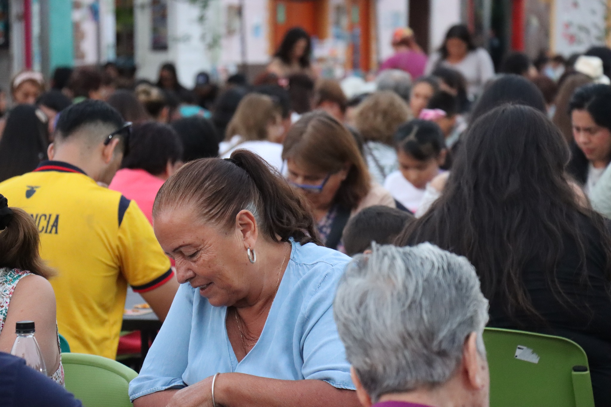 Vista general de una mesa con participantes jugando en el Gran Bingo Veraniego en Plaza de Armas, Taltal.