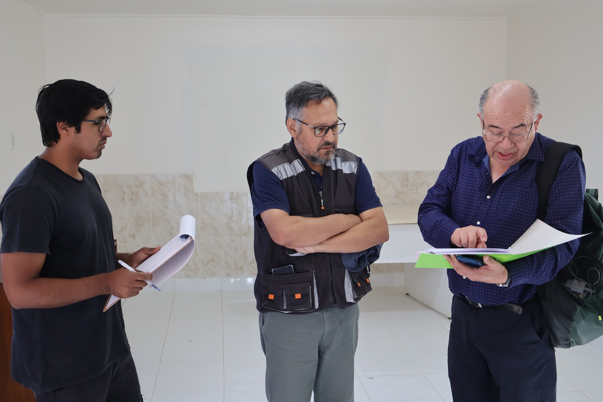 Reunión en interior durante visita técnica por camara hiperbarica en ex posta rural de Paposo con autoridades y equipo 2026.