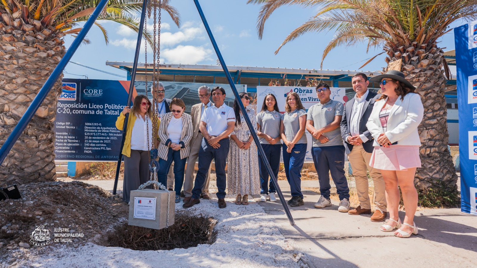 Comunidad y autoridades celebran con thumbs up tras colocación primera piedra Liceo Politécnico C-20 Taltal inversión fondos litio 2026